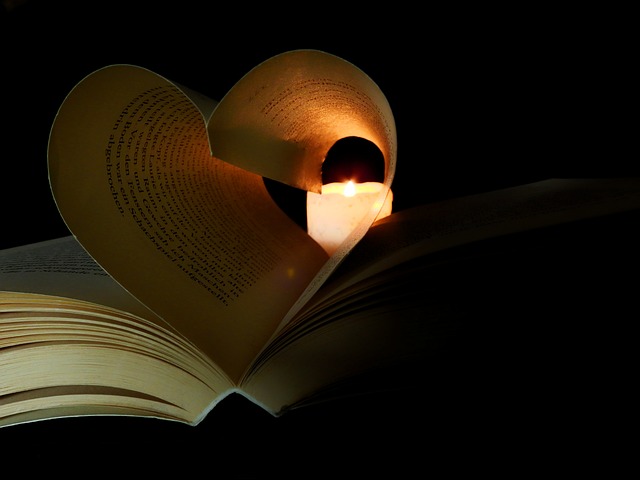 svíčka za knihou