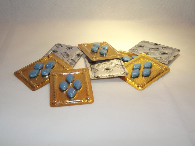 modré pilulky v balení